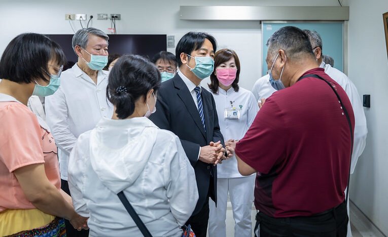 總統探視台電搶修復電工程受傷員工及向家屬致意