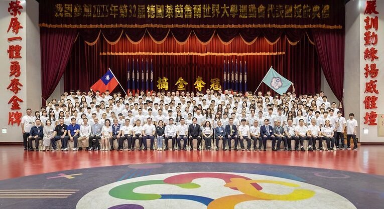 總統為世大運代表團授旗　期許為國爭光　以運動壯大臺灣