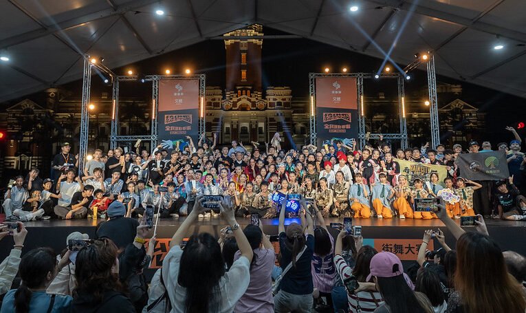 總統親頒首屆總統盃街舞大賽冠軍　肯定選手表現精彩奪目　盼街舞文化持續發光發熱