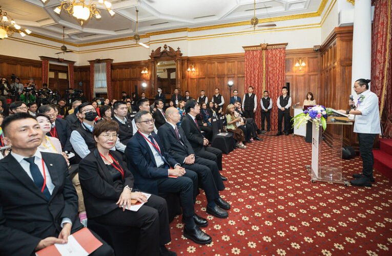 總統親頒亞洲民主人權獎　盼團結捍衛普世價值　讓民主光芒持續照亮全世界