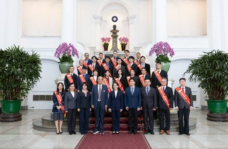 副總統接見崇越論文得獎者　肯定發揮關鍵角色　以AI與科技應用主題為全球性問題尋找新方案