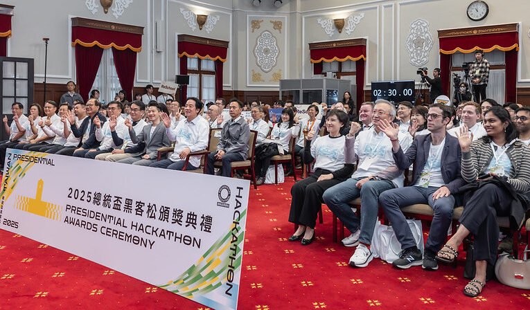 總統親頒黑客松獎項　盼以數位驅動轉型、以協作實現淨零願景　攜手打造智慧永續的美好未來
