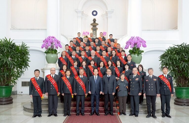 總統接見鳳凰獎楷模　強調政府會投入更多資源以守護消防員的健康與權益