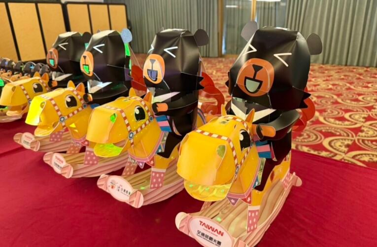 2026台灣燈會主燈「光沐－世界的阿里山」亮相 小提燈「喔熊馬抵嘉」萌翻全場