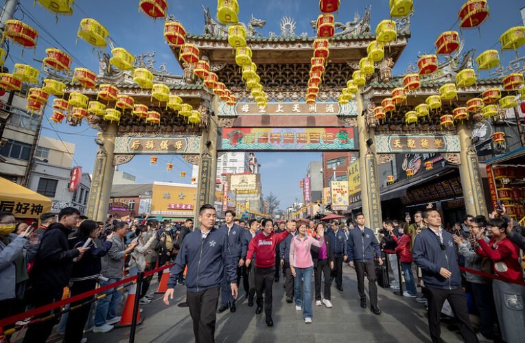 總統年初三走訪中彰地區廟宇發放福袋　強調經濟穩健成長、持續加強社福照顧與國防實力