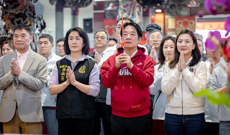 總統走訪桃竹苗廟宇發放福袋　盼以經濟發展為基礎強化國防安全與人民福祉