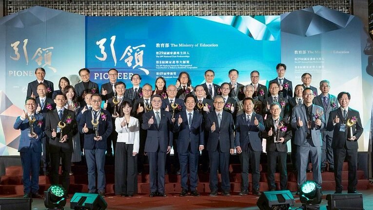 總統親頒「國家講座主持人獎」及「國家產學大師獎」肯定卓越貢獻　盼提升臺灣韌性與競爭力