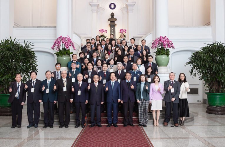 總統接見國家生技醫療品質獎獲獎代表　盼攜手產業強化醫療韌性　讓臺灣技術走向國際