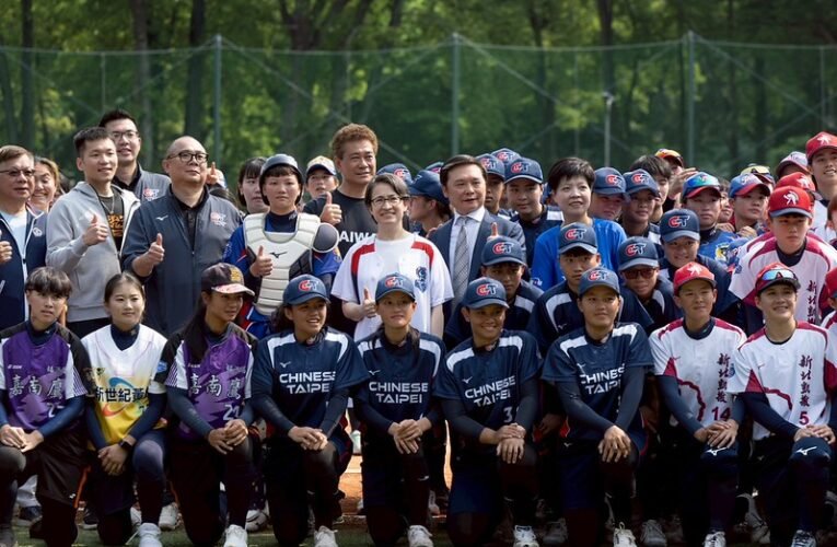 副總統出席企業女子壘球聯賽開幕戰　盼持續打造女性友善運動環境