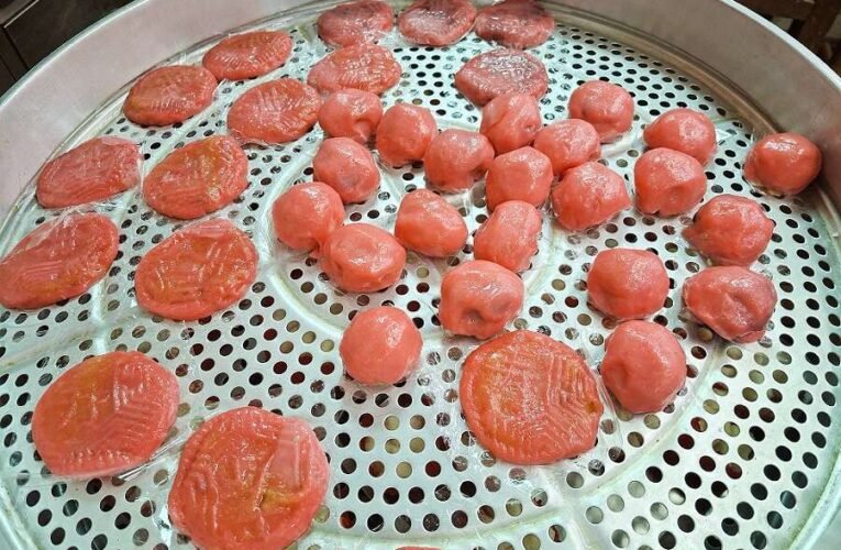 「鹹甜引路臺南味」鴨母寮市場人氣店家，「松香餅舖」包子、壽桃味美價廉，訂單遍全臺
