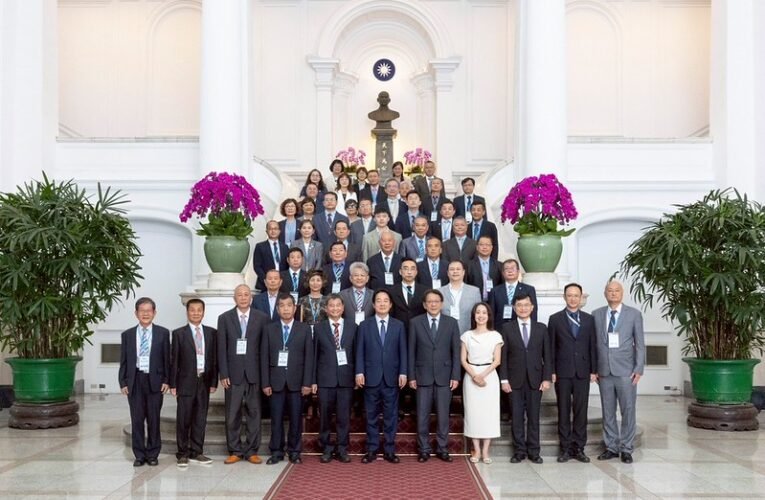 總統接見工廠管理輔導學會　盼公私協力助工廠安心經營、產業穩健升級