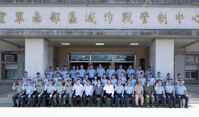 總統視導高雄地區部隊　重申強化國防自主並確保臺海和平穩定