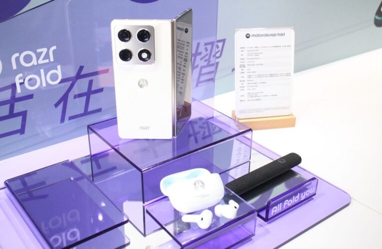 大「摺」學時代來臨！Motorola 首款書本式摺疊旗艦 razr fold 新台幣 49,988 元起開賣