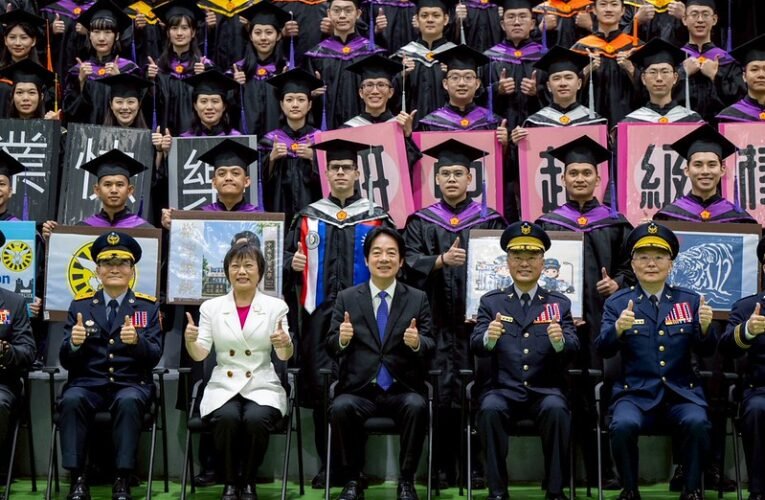 總統出席警大聯合畢業典禮　期勉畢業生秉持團隊精神與清廉價值　攜手維護國家治安