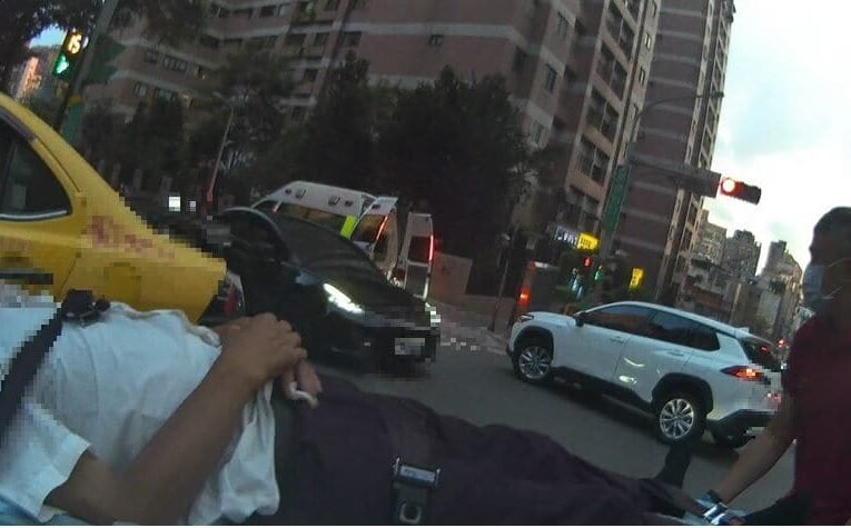 計程車違停引警關注　巡警及時發現駕駛身體不適通報救援助脫險