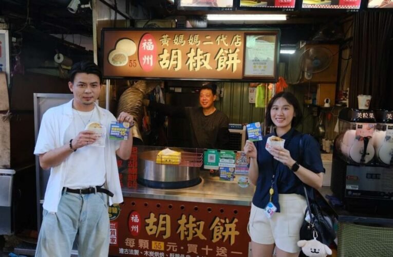 臺北夜市打牙祭攜手悠遊付打造便利消費體驗，悠遊卡公司經理李政豪率同事造訪南機場夜市，感受智慧支付逛夜市新日常