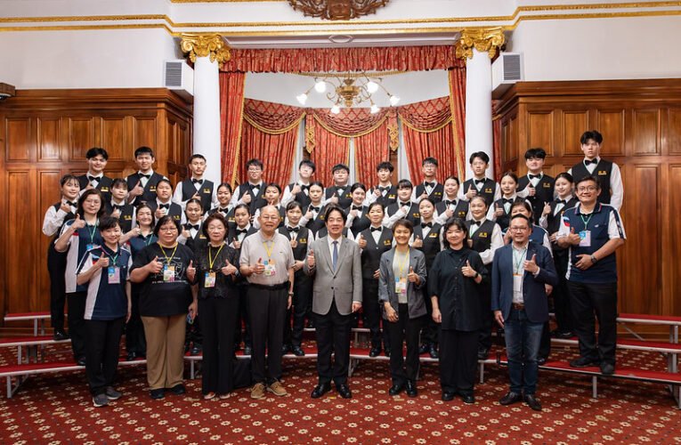 總統出席藝文聯誼茶會　強調攜手藝文界讓臺灣文化扎根本土、綻放世界
