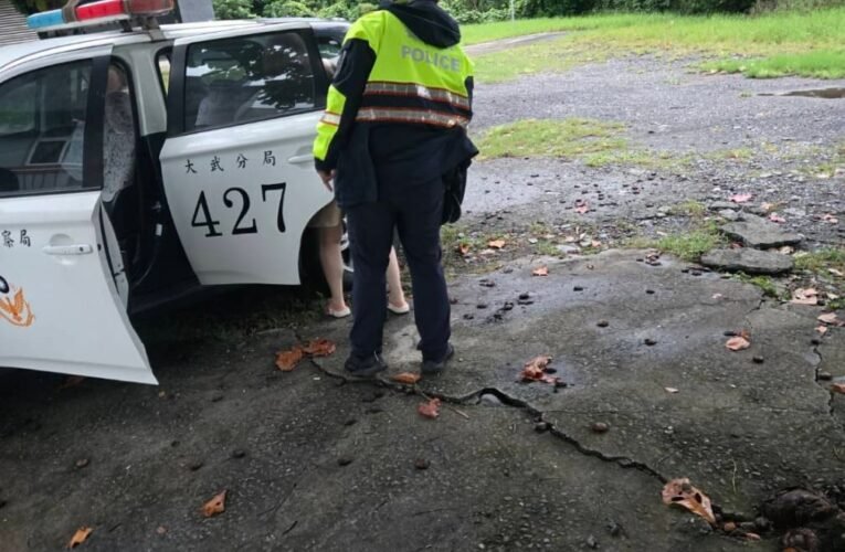 大雨中車拋錨旅客急返程　多良警暖心護送趕上末班火車