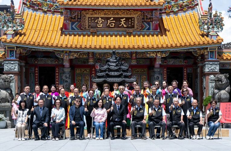 總統赴台東天后宮參香祈福　強調護民主、拚經濟、提高社會福利　全民共享經濟成果