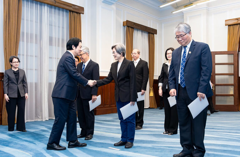 總統主持「新任中央研究院、國史館、行政院政務人員及駐外大使宣誓典禮」