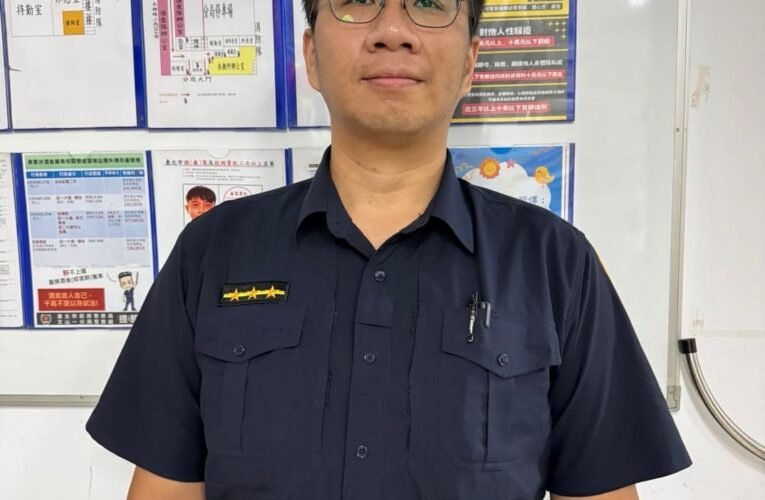 雷雨車潮突遇拋錨　文山警冒雨推車助駕駛脫困