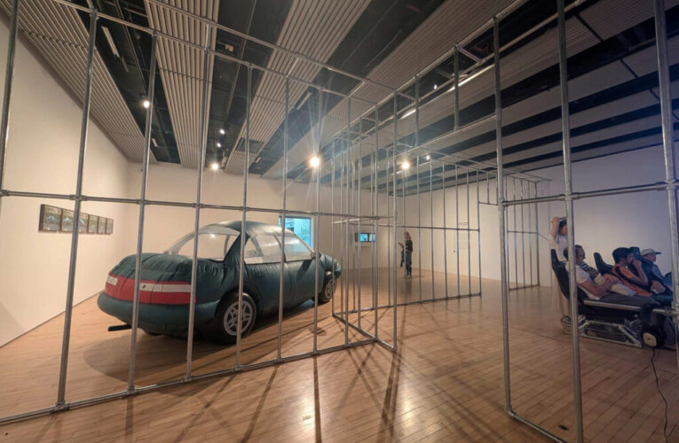 藝術家致穎英國海沃德美術館舉辦個展 以臺式幽默回應科技變動下的人與生活