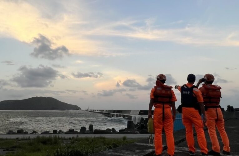 蘇澳港南堤驚傳工程車墜海！疑遭巨浪拍擊落水　海巡出動38人、2艇及直升機搜救