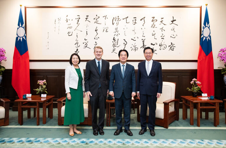 接見美國聯邦參議員班奈特訪團　總統：臺海和平攸關印太穩定　盼深化臺美國防科技合作