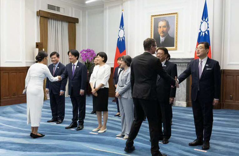 總統及副總統接受各國慶賀團及駐臺使節致賀雙十國慶