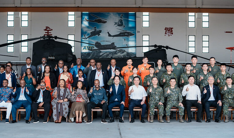 總統陪同恩史瓦帝三世國王參訪陸軍飛訓部　盼深化雙邊合作、兩國邦誼更加穩固
