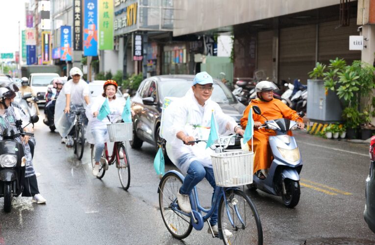 柯文哲陪吳宗憲風雨中掃街　吳喊「宜蘭是全台藍白合最強示範區」