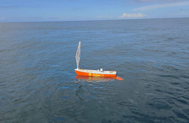 24學生打造迷你帆船「海洋YES號」東北角啟航　基隆高中GPS追航跡