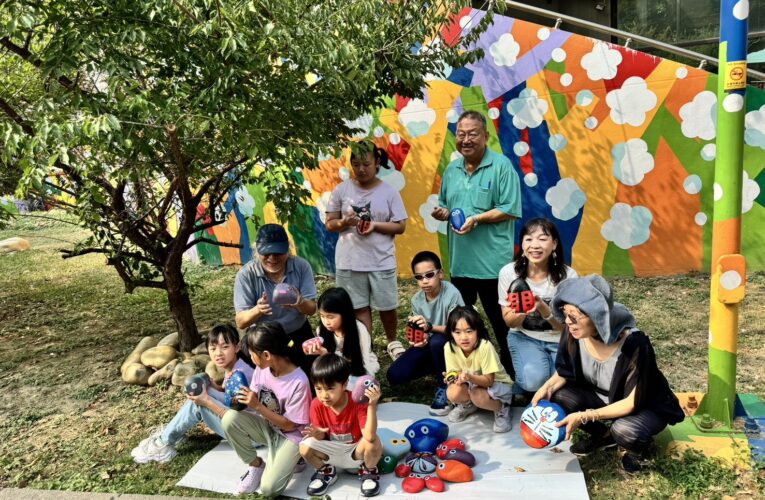 工程挖出的石頭變藝術！桃市圖攜手社區彩繪成功公園  當代營造義務投入 畫家里長帶領居民共創家園風景