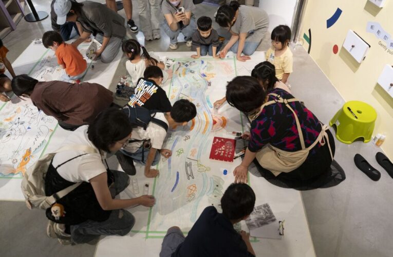 國美館兒藝基地《文字跑進作品裡了！》開展 跨國新作與館藏對話，帶大小朋友探索作品中文字的秘密